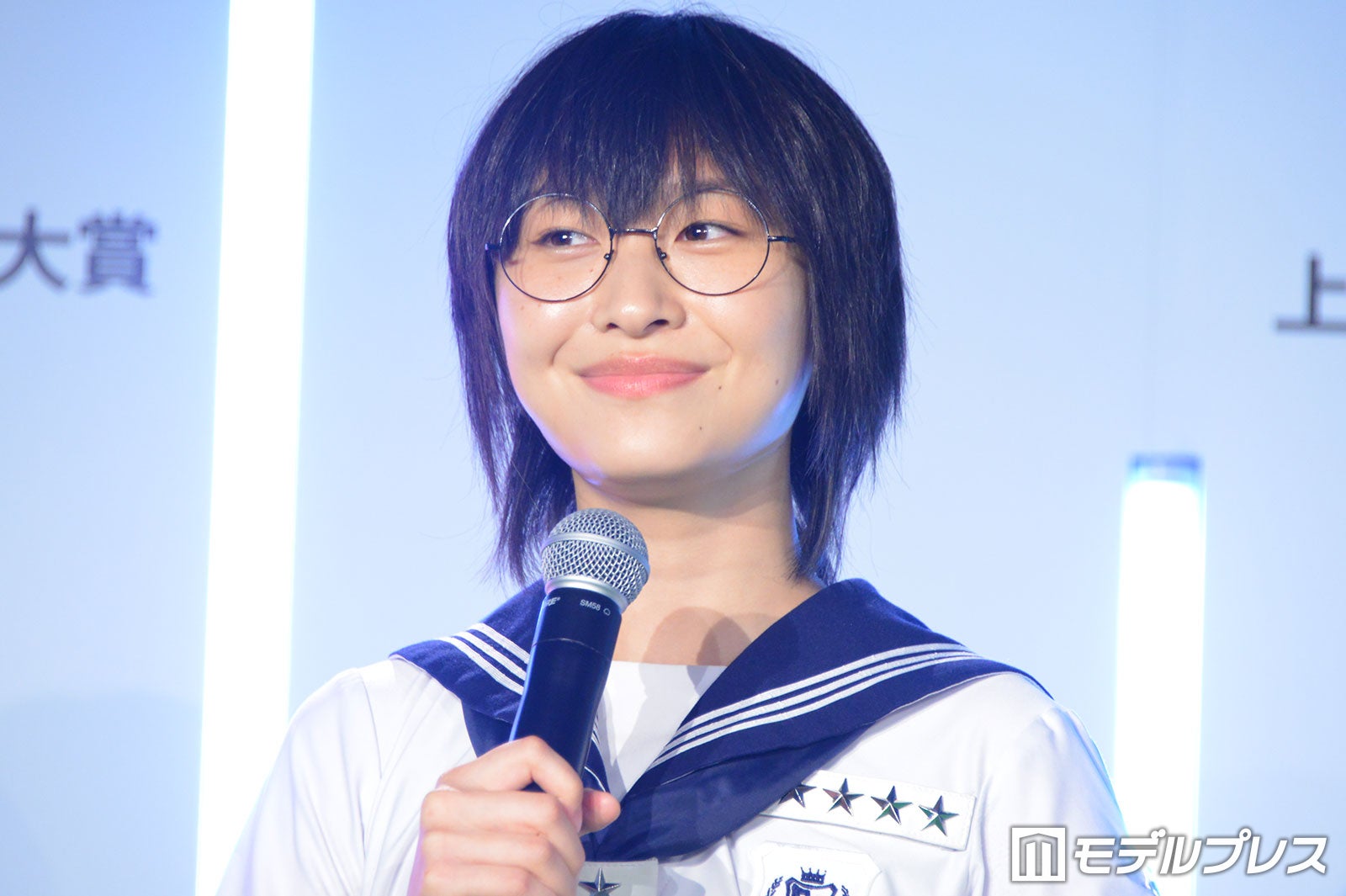 新しい学校のリーダーズ・SUZUKA、メガネ外したショットで雰囲気ガラリ