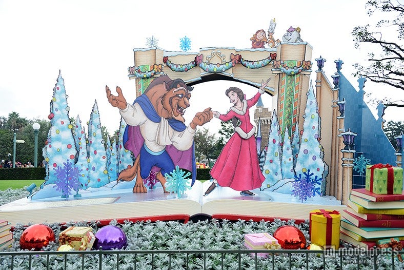 ディズニーランド「美女と野獣」が魅せる幻想的なクリスマスにうっとり