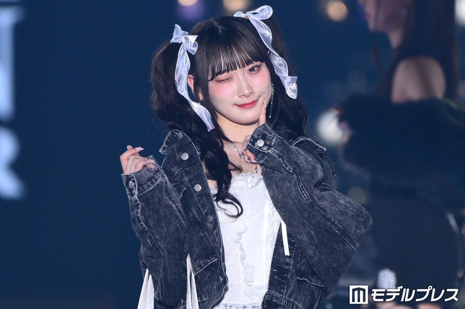 LOVE齋藤樹愛羅、デニム×ツインテで小悪魔ムード “超ミニ”コーデに