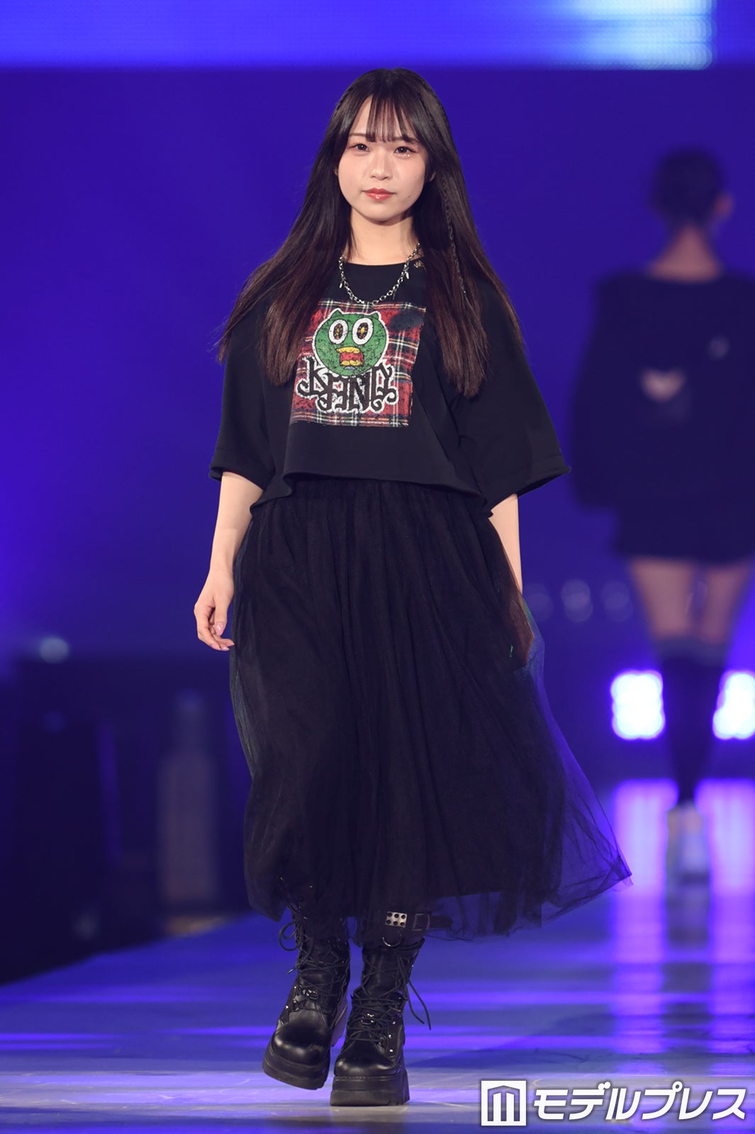 元NMB48浅尾桃香、美髪なびかせランウェイ 甘辛MIXコーデが可愛い