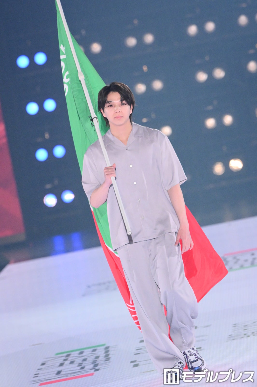 M!LK塩崎太智、グレーセットアップのシンプルスタイル ポーズで新曲