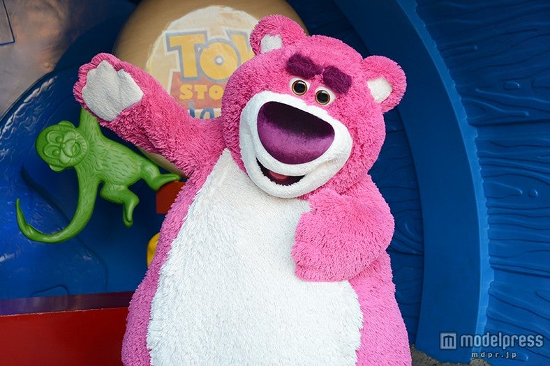 香港ディズニーランド『トイ・ストーリー』ロッツォが初登場！ピンクの