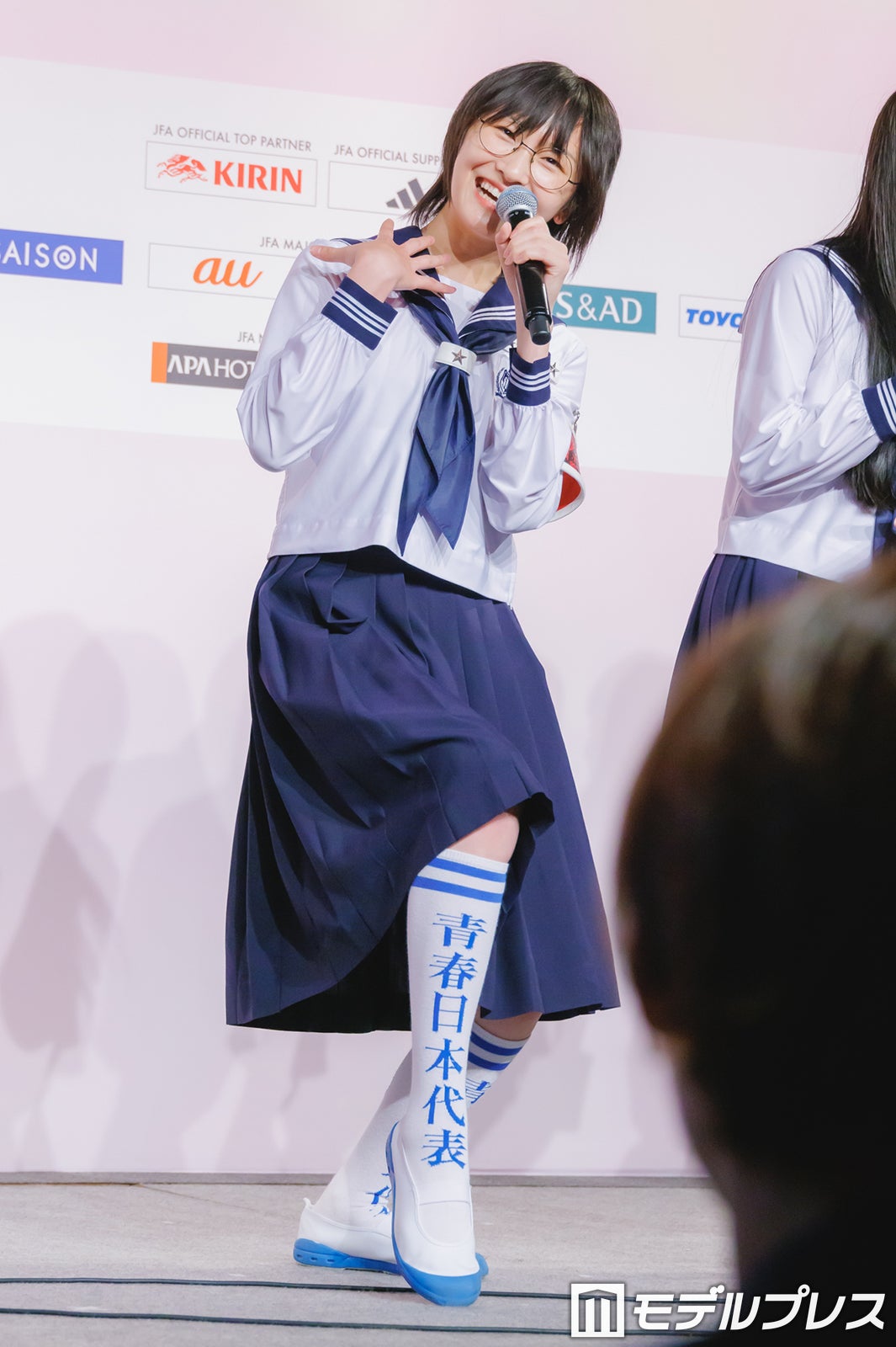 新しい学校のリーダーズ・SUZUKA、メガネ外したショットで雰囲気ガラリ