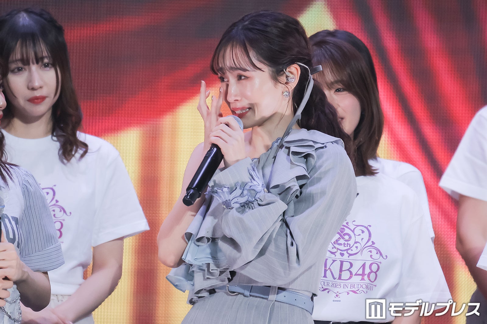 前田敦子が涙「秋元先生にお礼が言いたい」ステージ上にAKB48現役＆OG