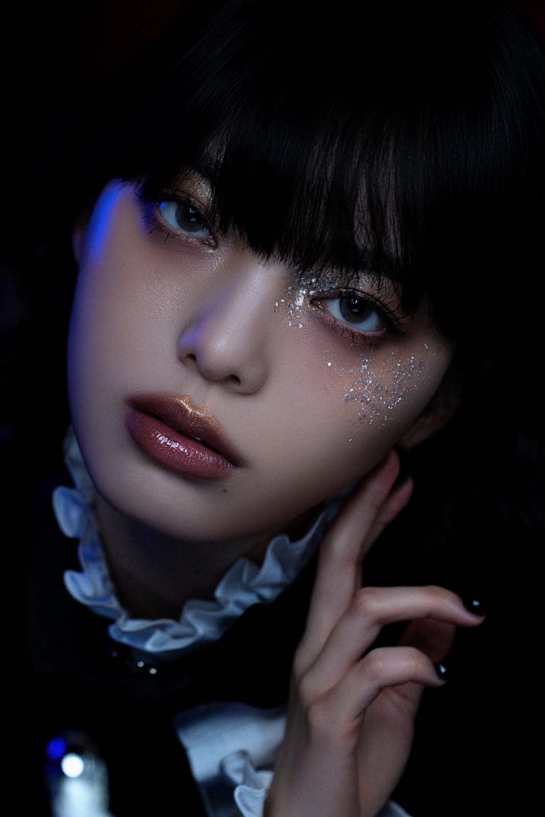 平手友梨奈、ナイフ咥え鋭い視線・ケーキでクリームまみれ…鮮烈