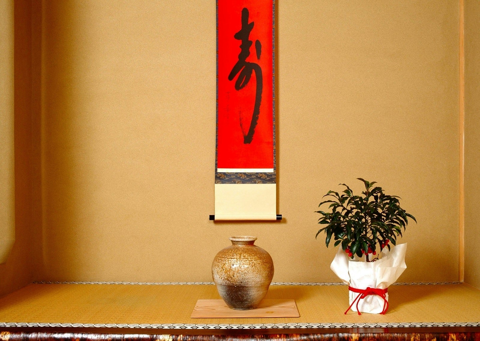 来看为日本和室增添凛然气息的美丽挂轴装裱技术！传统工艺品──挂轴的