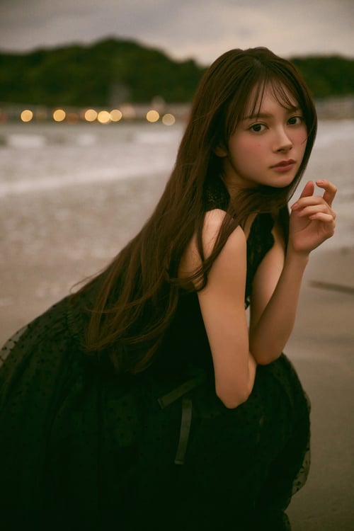 AKB48伊藤百花、黒ドレス姿で夕暮れのビーチにたたずむ | JOYSOUND