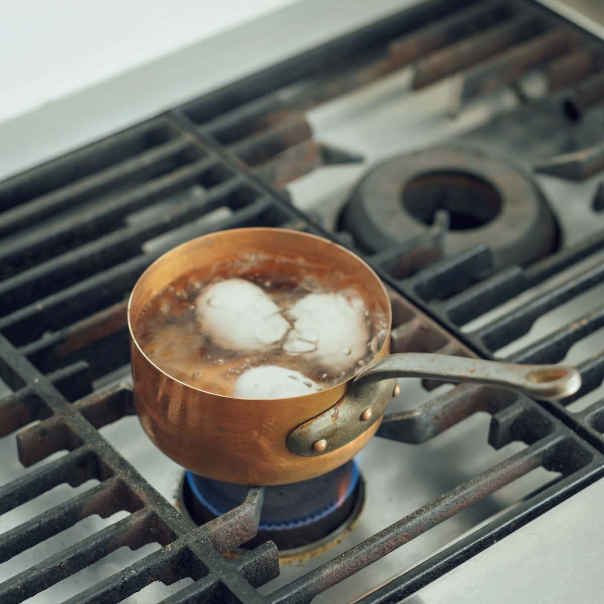 フランスの蚤の市で購入した、アンティークの銅片手鍋。長尾智子さんの