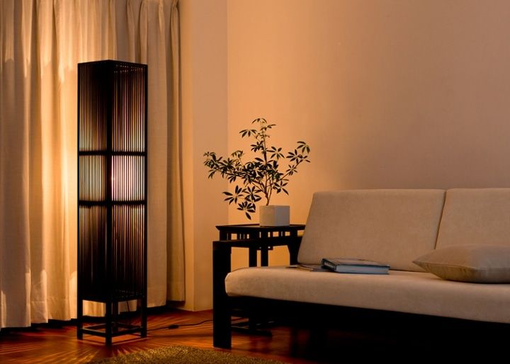 バンブー・フロアーランプ～シェードの繊細なスリットとバンブー素材が