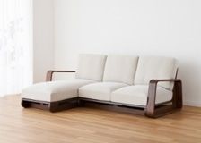 ハイバックソファ ～上質な座り心地と無垢材の曲線美を追求した