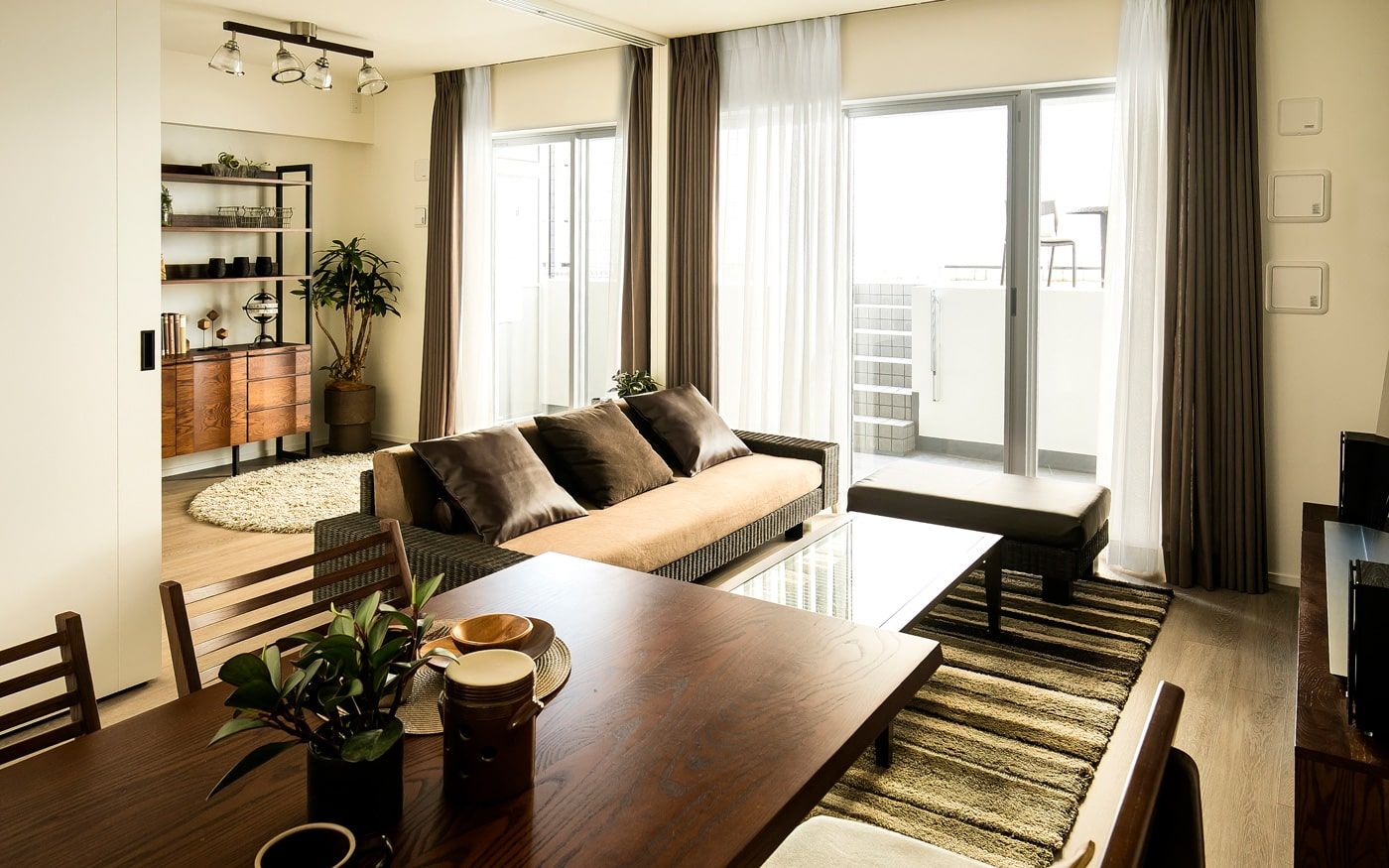 No.119 ダークブラウンのインテリアで統一、おしゃれな二人暮らし空間