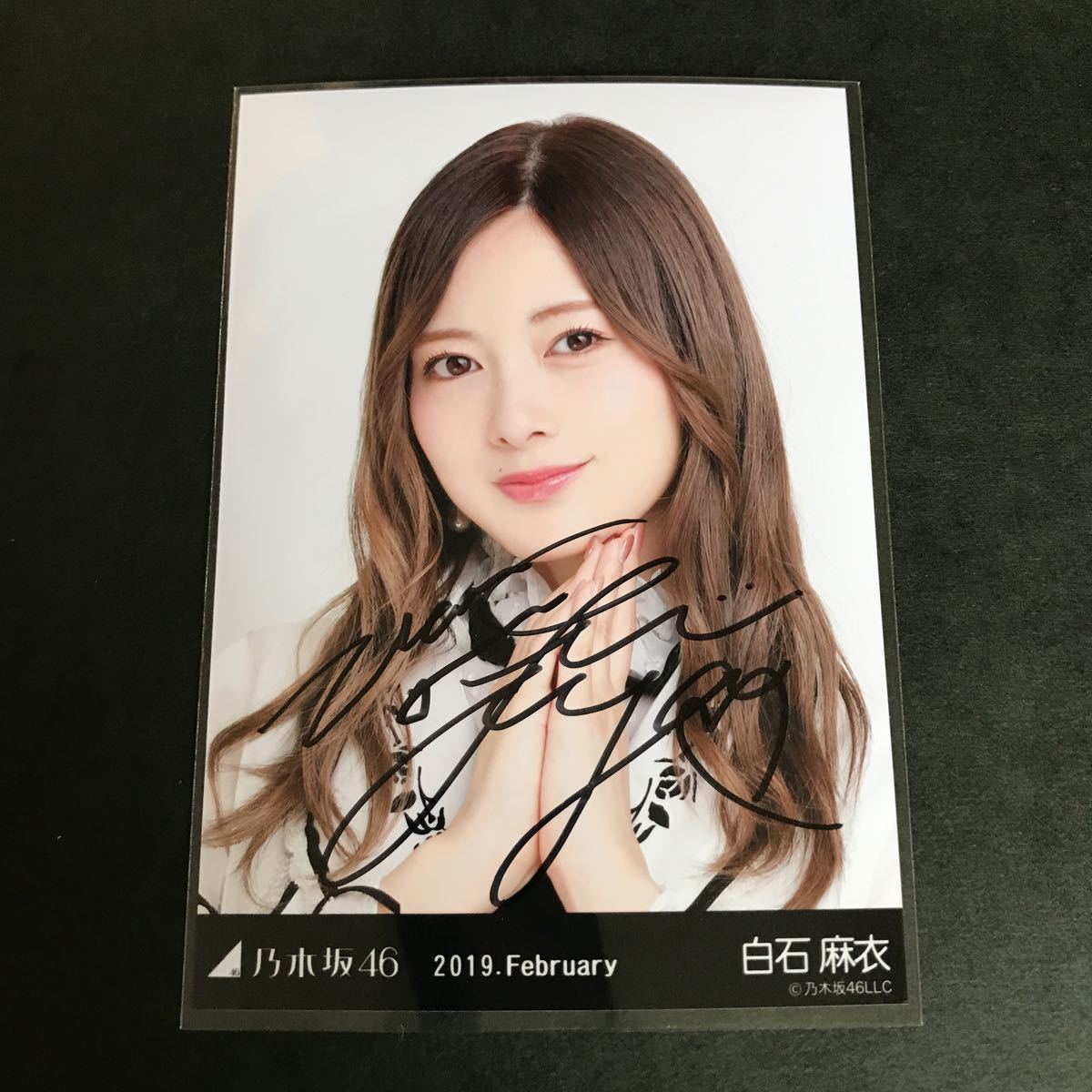 乃木坂46 白石麻衣さんの直筆サイン入り写真 フランス Parisienne