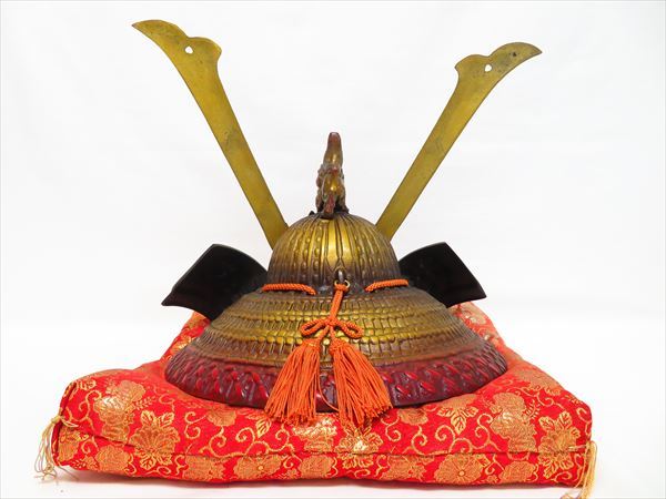 ○○源九郎判官義経 長鍬形獅子頭の兜 鞍馬寺蔵(模) 在銘 飾り座布団付