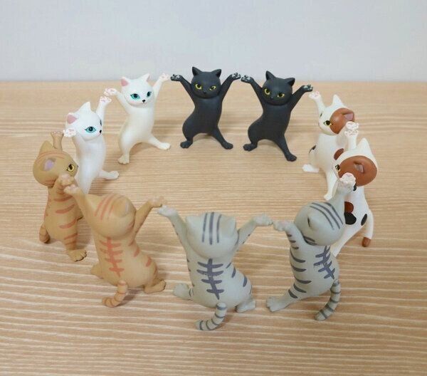 新作登場に猫好きの間で話題に♪大人気・カプセルトイ「ネコのペンおき