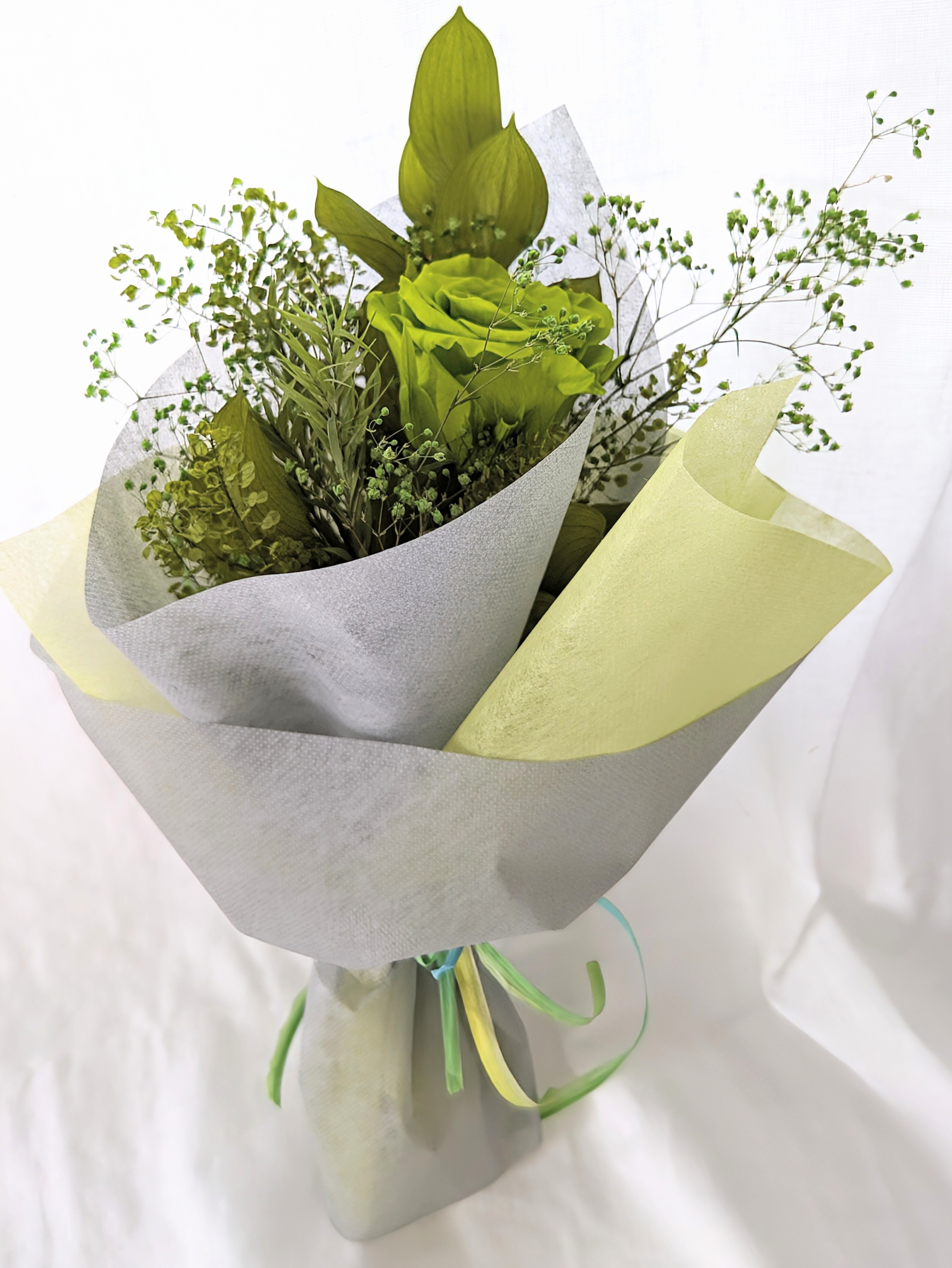 プリザーブドフラワー大輪の緑の薔薇とグリーンの緑づくしの花束（花束