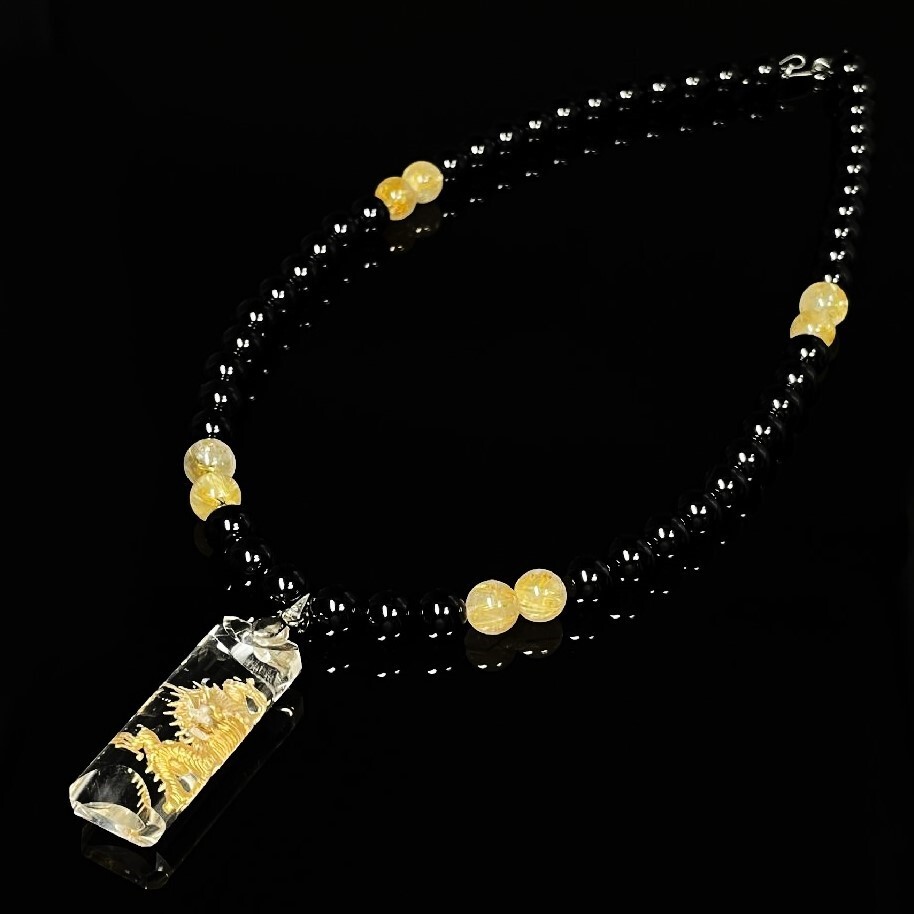 縁起の良い龍を身に着け運気アップ］最強天然石数珠 浮彫皇帝龍本水晶