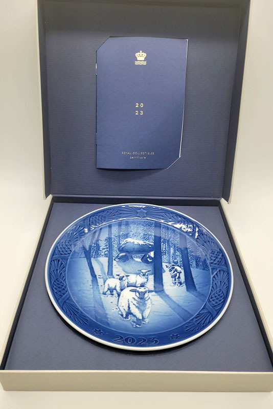 彫刻込みプレート立て付き【ロイヤルコペンハーゲン】2023イヤー