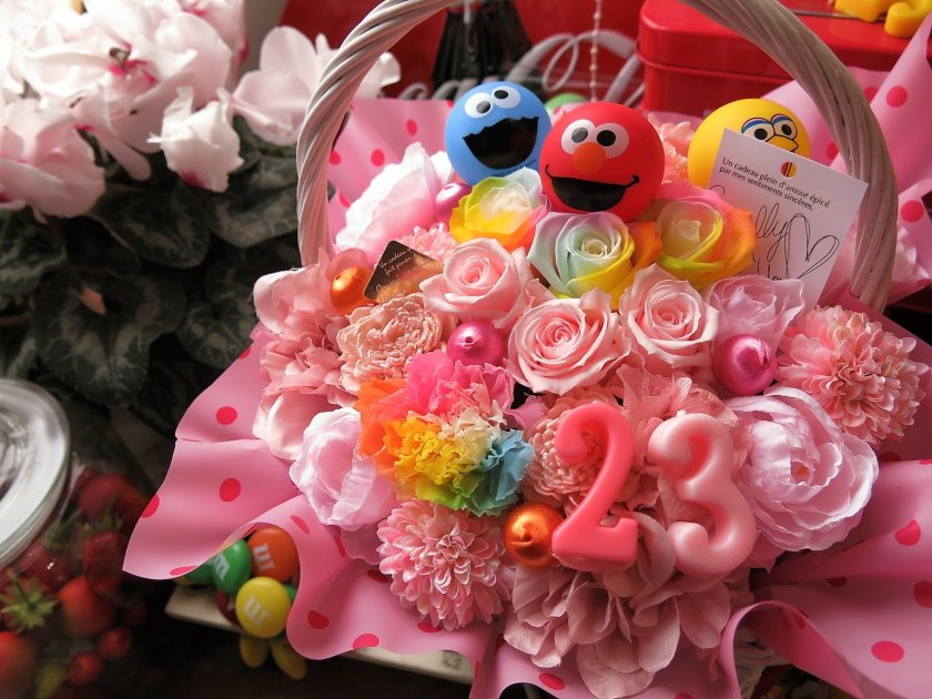 エルモ クッキーモンスター ビッグバード入り 花束風ギフト レインボー