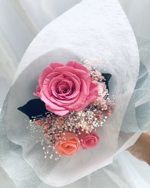 ピンクローズとミニ薔薇とかすみ草のふんわり花束（プリザーブド