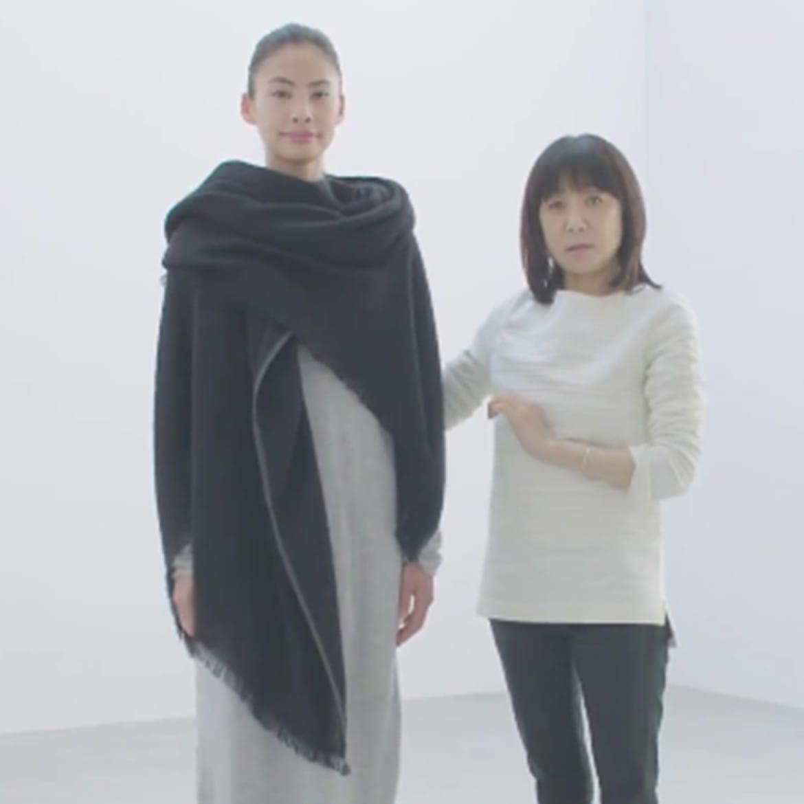 大判ストールはただ肩掛けするよりジレ風に。トレンチの上からもおすすめ