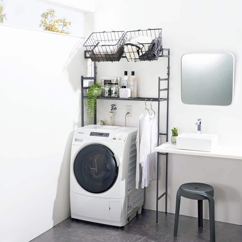 極細パイプがすき間に収まる グレーカラーのランドリーラック 棚1段