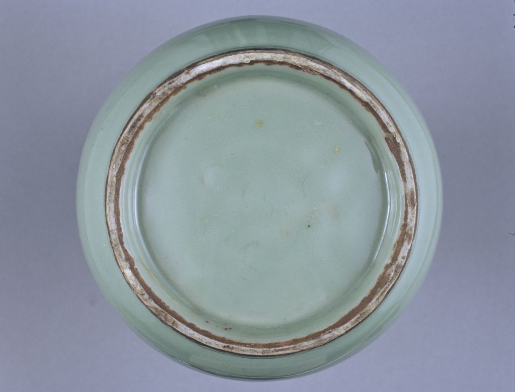 龙泉窑青釉贯耳弦纹瓶- 故宫博物院