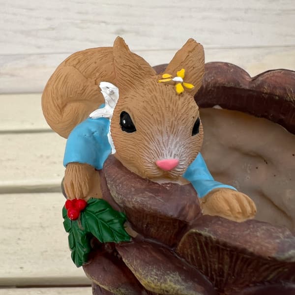 園芸ネット本店｜リスと松ぼっくりポット（G-83） の通販【公式】