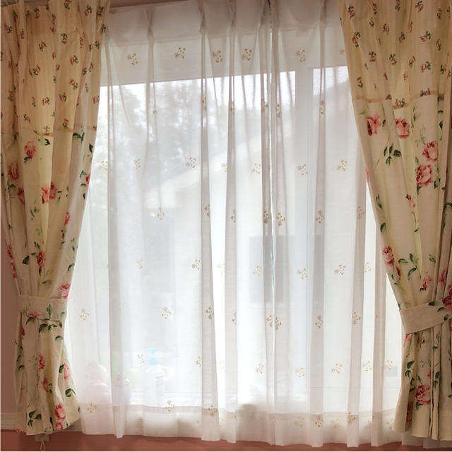 ローラアシュレイカーテン