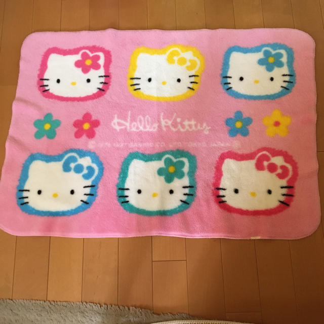 サンリオ - サンリオ ひざ掛け キティちゃん柄 毛布生地 厚地 お値下げ