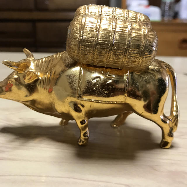 風水で縁起の良い牛の置物 24kメッキの通販 by 遊婆ぁ〜婆's shop｜ラクマ