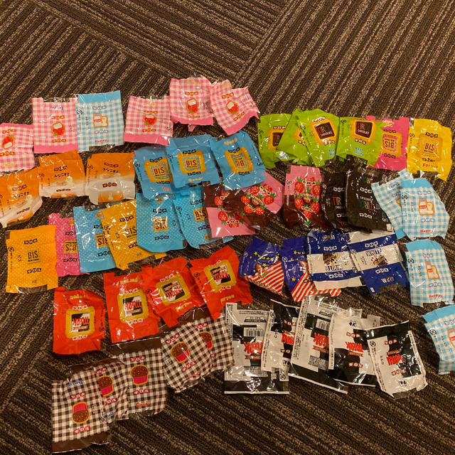 チロルチョコ／包み紙の通販 by モ's shop｜ラクマ