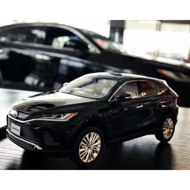 トヨタ - メーカー正規品⭐️【新型ハリアー 1/30 ダイキャストカラー