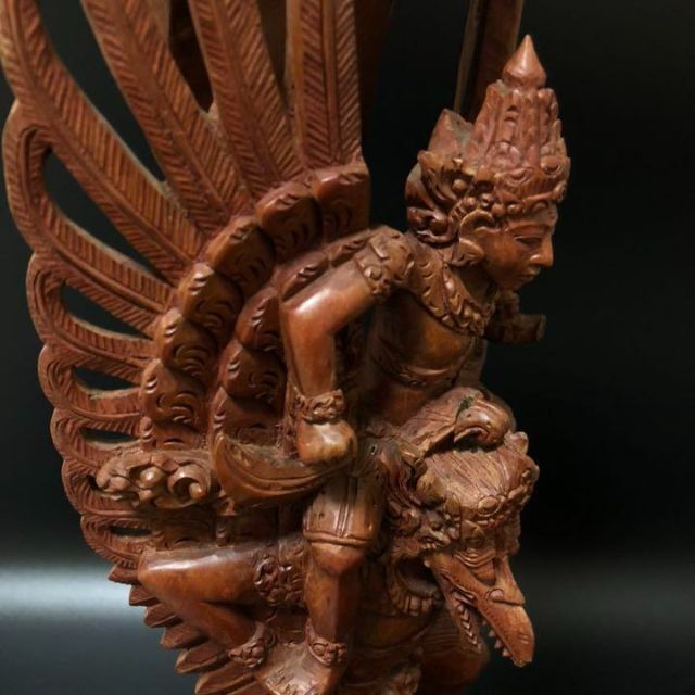 ガルーダに乗ったヴィシュヌ神の木彫り 高さ40cm 木彫り 高さ 40cm