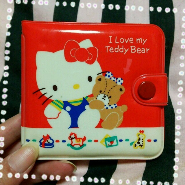 サンリオ - ☆送料無料☆キティちゃん♡ビニール製2つ折り財布♡の通販