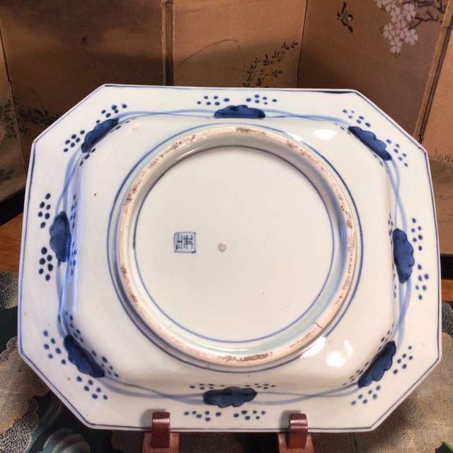 A682 古伊万里 染付 線描 見込山水紋様 窓絵に草花 角皿 隅切り皿 1枚