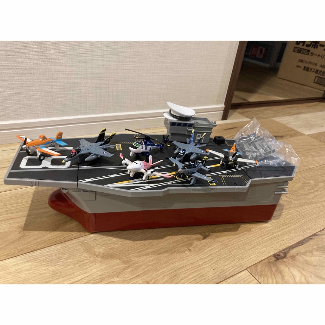 カーズ・トミカシリーズ - プレーンズ フライゼンハワー 母艦&飛行機7