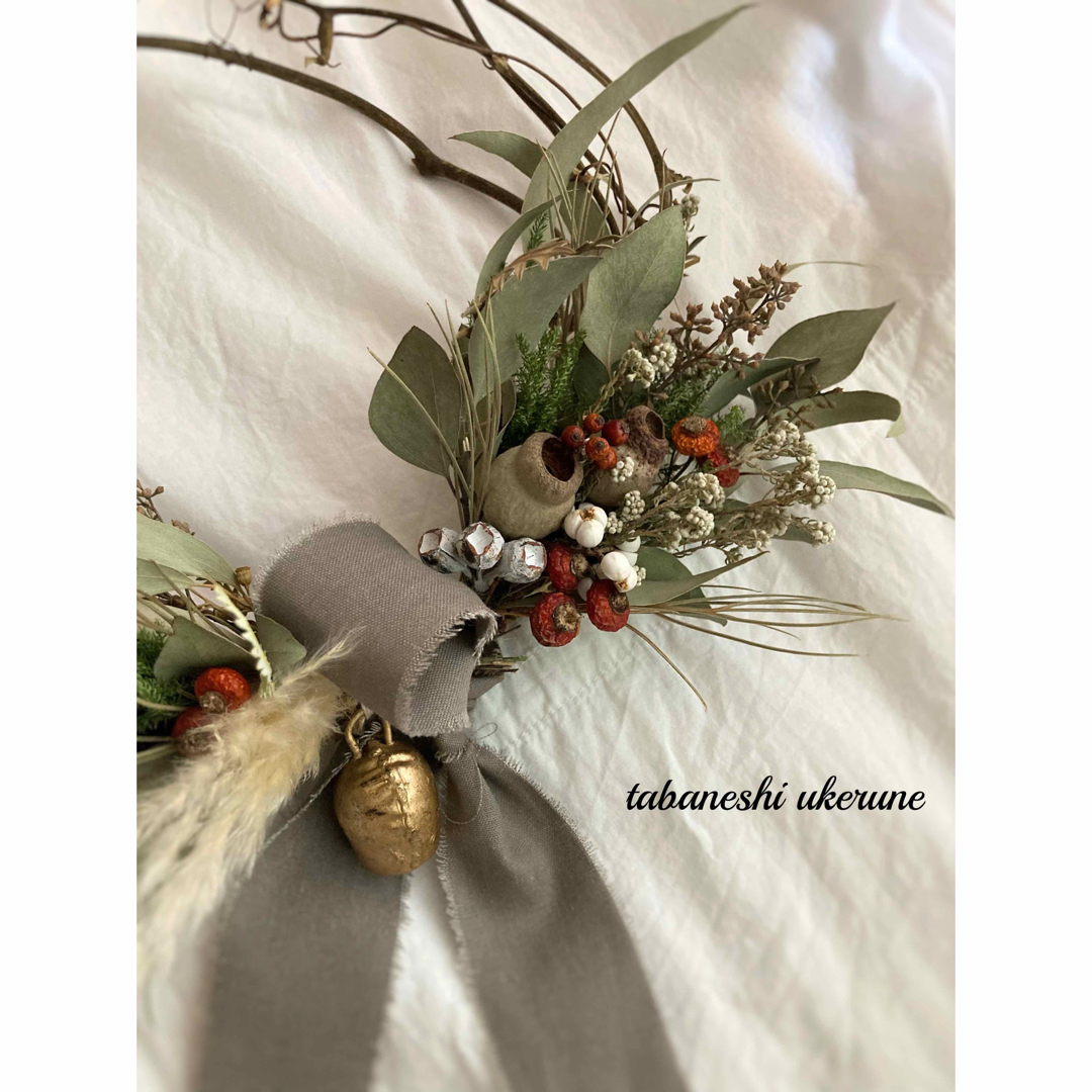 アイアンベルが鳴る 冬の実物を紡いだハーフ型 クリスマスリース