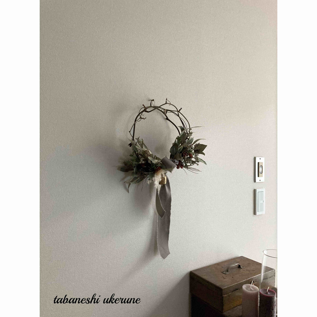 アイアンベルが鳴る 冬の実物を紡いだハーフ型 クリスマスリース