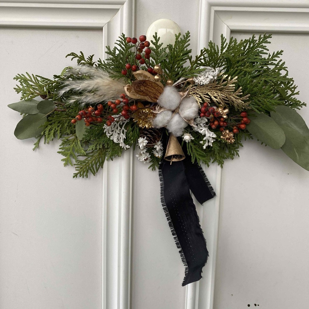 カウベルの音色 コニファーと木の実の横長スワッグ クリスマススワッグ