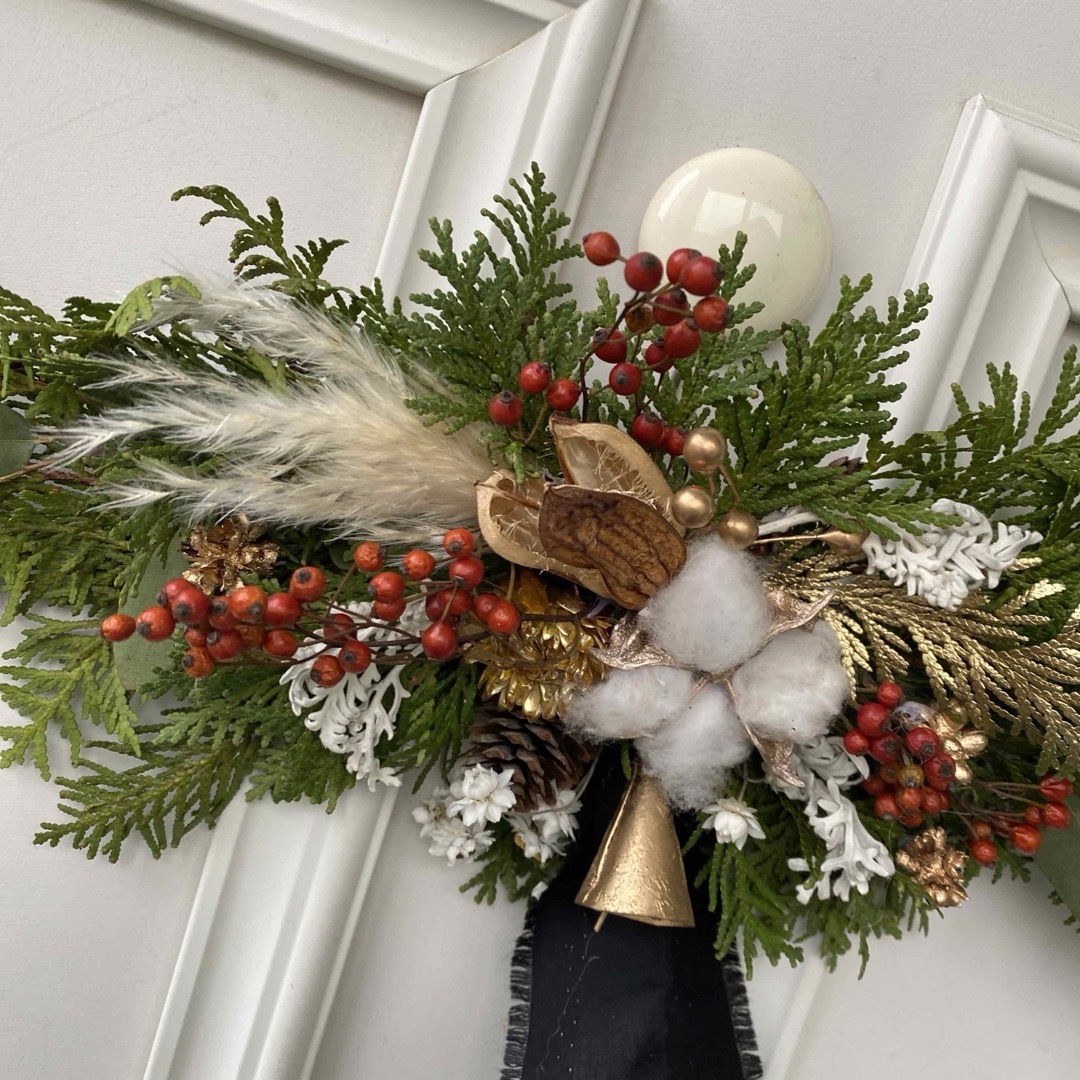 カウベルの音色 コニファーと木の実の横長スワッグ クリスマススワッグ