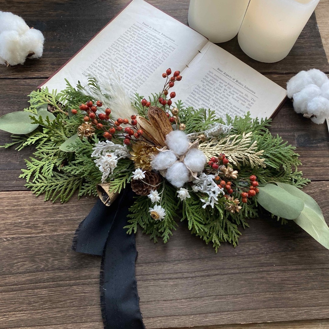カウベルの音色 コニファーと木の実の横長スワッグ クリスマススワッグ