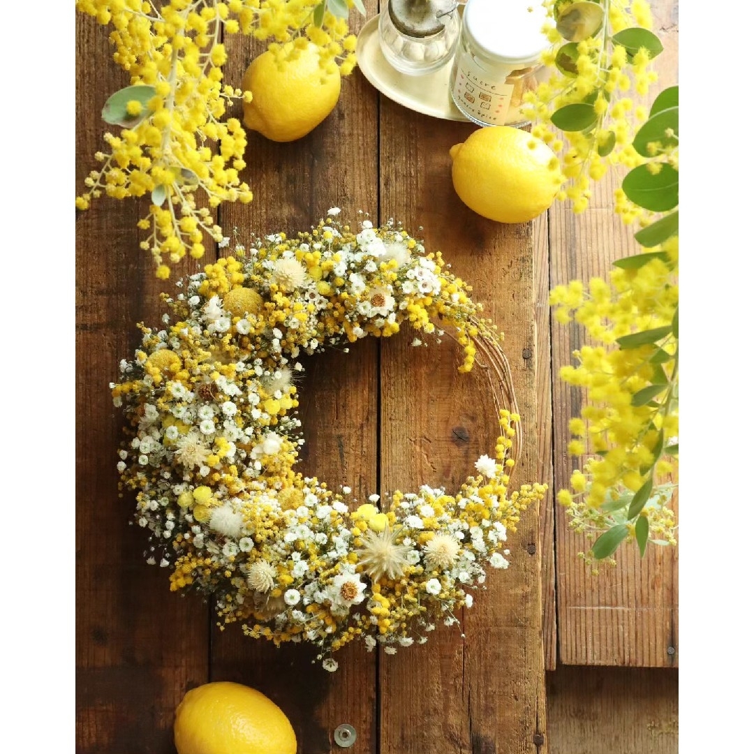 はちみつレモン色のミモザ三日月リース ミモザリース 春のインテリア