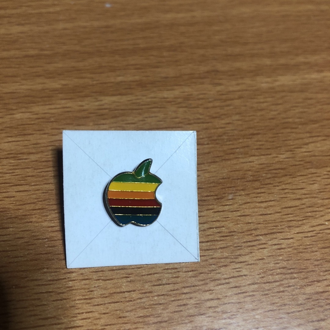 アップル レインボー ピンバッジ ピンズ apple computer の通販 by