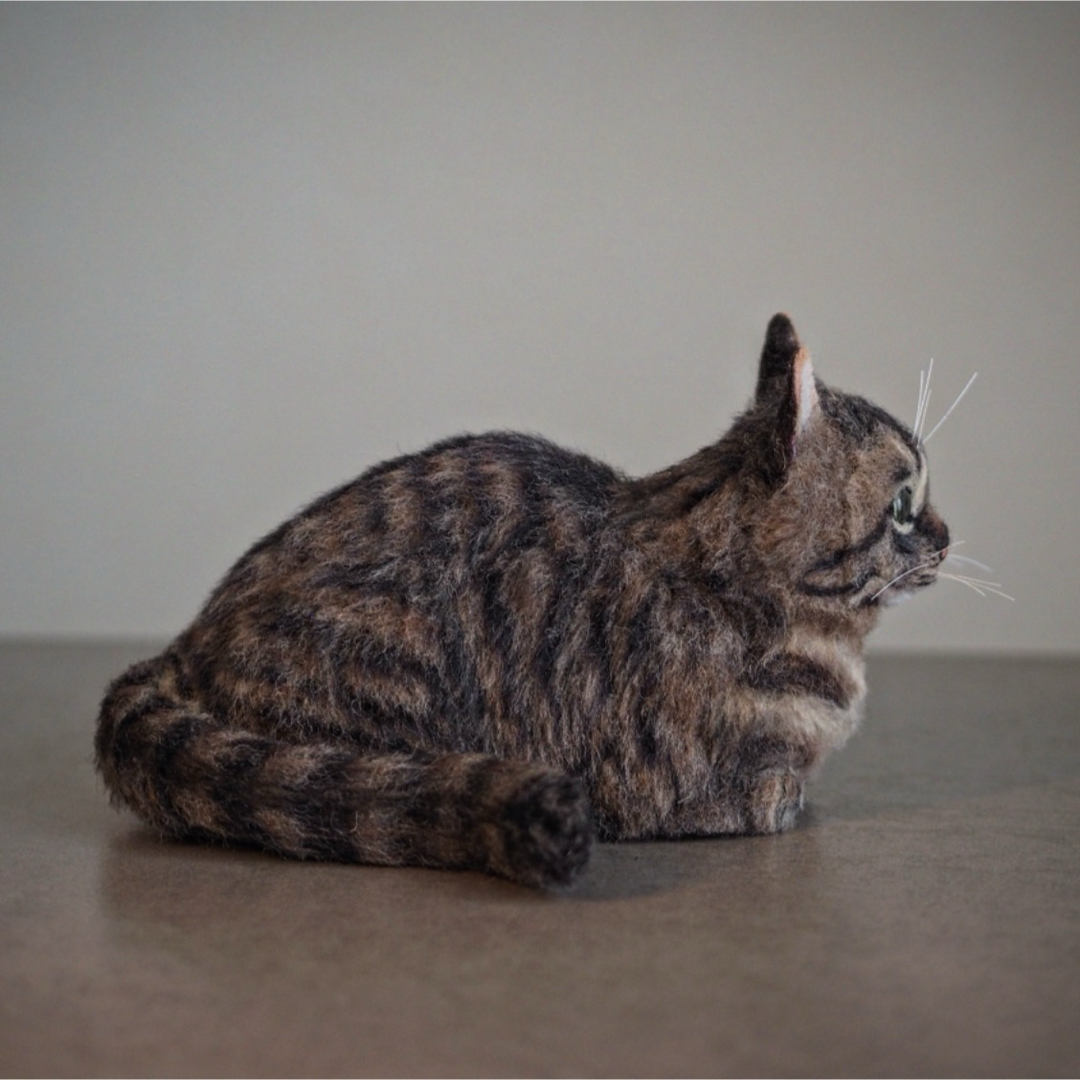 羊毛フェルト ハンドメイド キジトラ お手手ないないポーズ 猫の通販