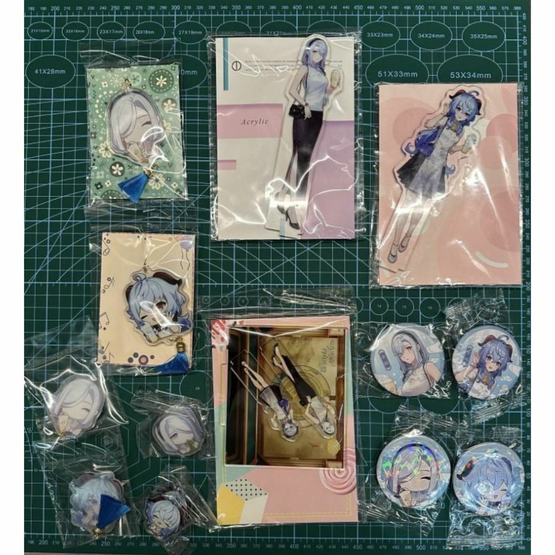 原神 甘雨 申鶴 アクスタ 缶バッジ 13点 グッズセット コラボ仕様の