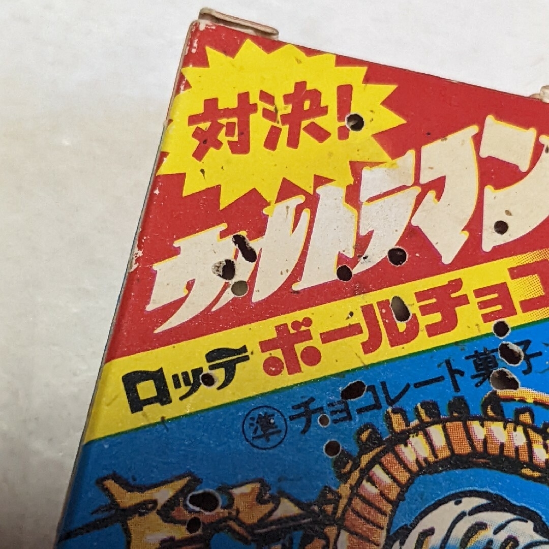 ロッテ ボールチョコ 対決ウルトラマン 空箱/お菓子 バッチの通販 by