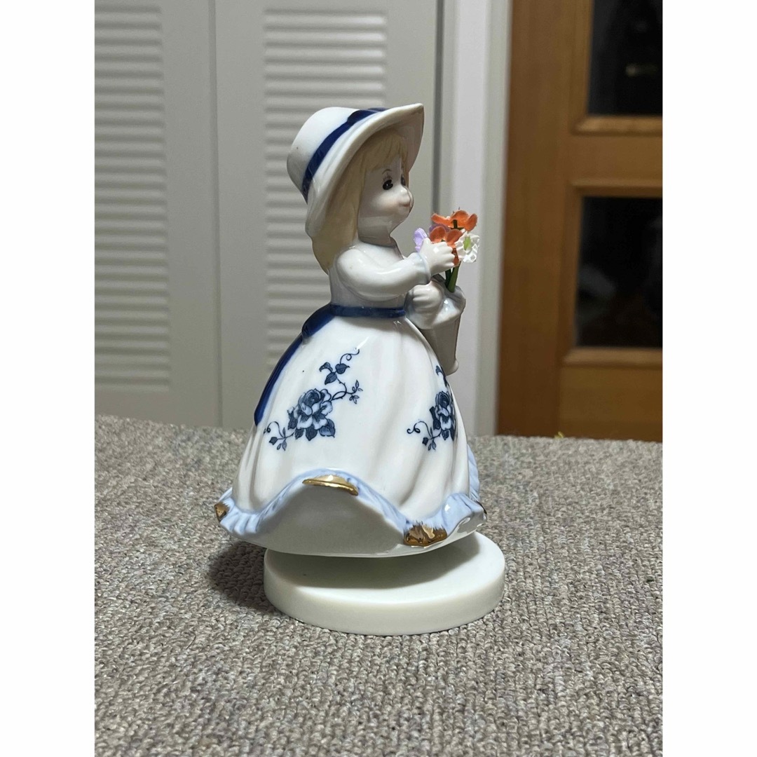 美品】Demain ドマン 陶器人形 オルゴール(少女のフィギュア 花束付き