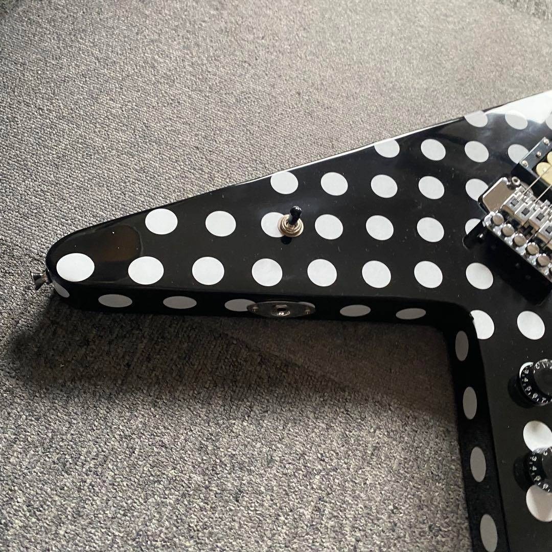 ノーブランド ランディーローズ フライングV ギター 黒/白 ポルカ