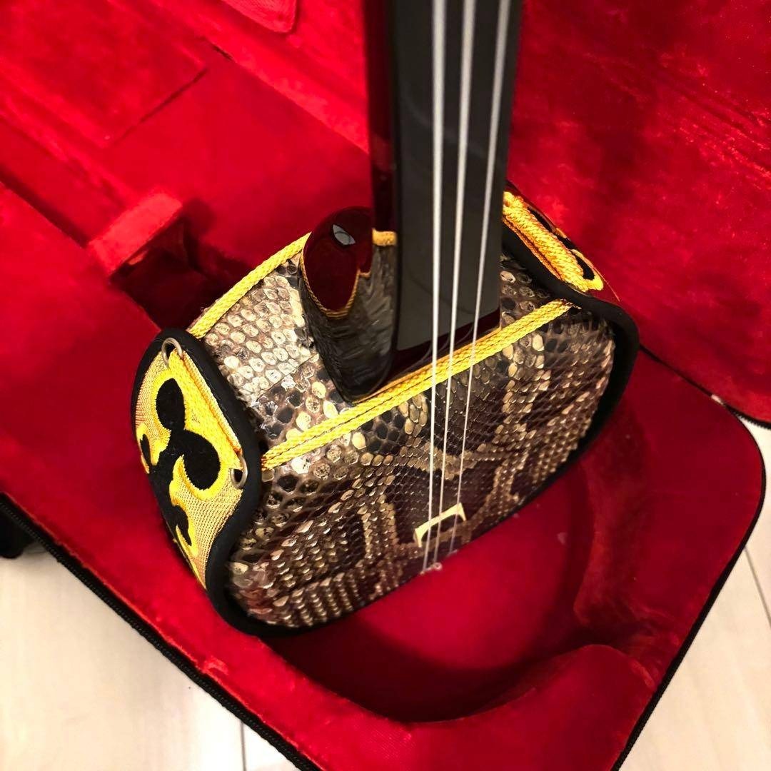 ほぼ新品 沖縄三線 本蛇皮 黒塗り棹 標準サイズ 上位モデル 良音 沖縄