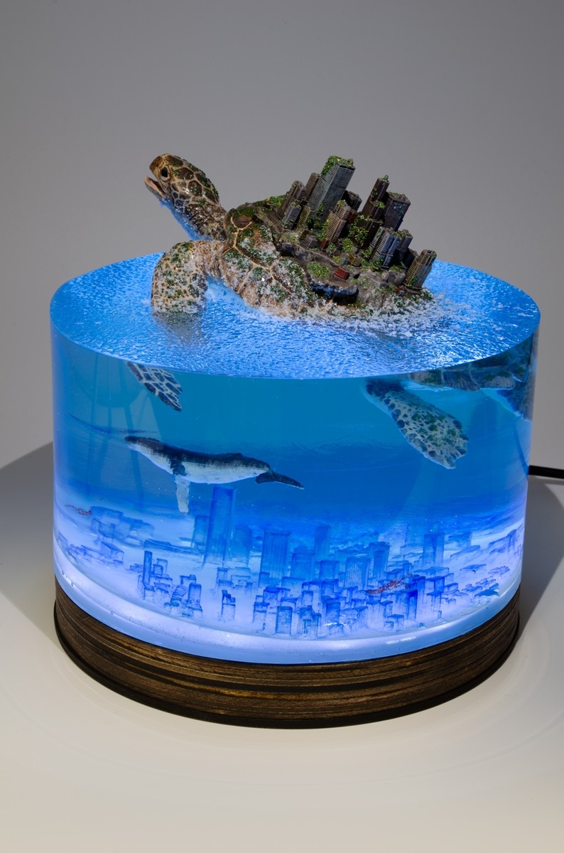 廃墟のビル群を背負う、巨大すぎるカメ──「水没ジオラマ」新作が荘厳